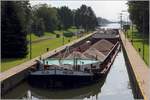 Die 1927 gebaute HELGA (ENI 04024100) bei der Talschleusung in der Weserschleuse Drakenburg. Die HELGA ist 85 m lang, 9,17 m breit, hat einen Tiefgang von 2,53 m und eine Tonnage von 1.302 t. Heimathafen ist Duisburg-Ruhrort. 04.09.2017