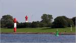 Die neue Richtfeuerlinie Lemwerder ist seit 1983 in Betrieb. Der Turm des Unterfeuers hat eine Hhe von 16 m, der Turm des Oberfeuers von 26 m. Rechts im Bild ist die grne Steuerbordtonne 123 der Weser zu sehen. Am rechten Bildrand ist eines der vielen Torfeuer oder Uferfeuer zu sehen, die die letzen Kilometer bis Bremen an den Weserufern stehen. 23.08.2017