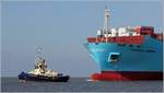 Die 2016 gebaute SVITZER ROTA (IMO 9760859) geht in Position zur Übernahme der Schlepptrosse des Containerschiffes MAERSK LABREA (IMO 9527063). Gesehen auf der Außenweser vor Bremerhaven am 09.10.2017