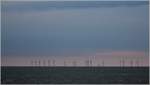Leuchttürme in der Außenweser: links sieht man das in dieser Position weiße Licht des 38 m hohen Leuchtturms Alte Weser, zwischen den Windrädern ist das rote Licht des 24 m hohen Leuchtturms Tegeler Plate zu erkennen. Und an 6 der insgesamt 19 Türme der Windräder und des Umspannwerkes des Windparks Nordergründe befinden sich ebenfalls Leuchtfeuer. Aufgenommen im Morgengrauen des 05.05.2017