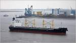 Die 2017 gebaute PAVO BRIGHT (IMO 9806768) fährt am 30.11.2017 Höhe Bremerhaven weserabwärts. Sie ist 199,92 m lang und 32,26 m breit, hat eine GT/BRZ von 35.025 und eine DWT von 61.281 t. Flagge und Heimathafen ist Panama.
