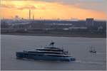 Die AVIVA (IMO 1012957) fährt am 19.01.2018 Höhe Bremerhaven weseraufwärts. Diese 2017 bei Abeking & Rasmussen (Lemwerder) gebaute Yacht ist 98 m lang und 18 m breit. Sie fährt unter der Flagge der Cayman Islands.