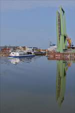 . Ruhige Spiegelung der geöffneten Klappbrücke an der Schleusenstraße in Bremerhaven, dies ist der Übergang vom Neuen Hafen in den Kaiserhafen.  08.04.2018  (Jeanny)