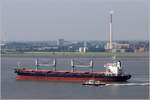 Die 2011 gebaute GALENE M (IMO 9536997) passiert Bremerhaven weseraufwärts fahrend. Die WESERLOTSE hat gerade den Lotsenwechsel von den See- zu den Flusslotsen durchgeführt. 29.5.2018