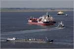 Dichter Verkehr im Blexer Bogen der Weser: im Vordergrund ist das Bunkerschiff KADDY (ENI 02325270) zu sehen, darüber der Tanker STENAWECO IMPULSE (IMO 9666089), daneben die Weserfähre BREMERHAVEN und darüber der WSA-Bagger NORDSEE (IMO 7504108) und ein Schlepper. 24.05.2018