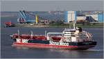 Die 2016 gebaute STENAWECO IMPULSE (IMO 9666089) fährt Höhe Bremerhaven weseraufwärts. Dieser Produkten- und Chemikalientanker ist 183 m lang und 32 m breit. Er hat eine GT/BRZ von 29.666 und eine DWT von 49.762 t. Heimathafen ist Hamilton (Bermuda). 24.05.2018