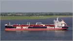 Die 2016 gebaute STENAWECO IMPULSE (IMO 9666089) fährt Höhe Bremerhaven weseraufwärts. Dieser Produkten- und Chemikalientanker ist 183 m lang und 32 m breit. Er hat eine GT/BRZ von 29.666 und eine DWT von 49.762 t. Heimathafen ist Hamilton (Bermuda). 24.05.2018