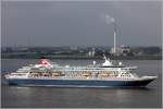 Die 1988 gebaute BALMORAL (IMO 8506294) passiert von Bremen kommend Bremerhaven. Sie ist 217,91 m lang und 32,20 m breit, hat eine GT/BRZ von 43.537 und bietet 1.350 Passagieren und 510 Besatzungsmitgliedern Platz. Heimathafen ist Nassau (Bahamas). Frühere Namen: CROWN ODYSSEY, NORWEGIAN CROWN. 03.06.2018