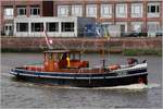 Das Motorschleppboot BELIER (ENI 02101579) wurde 1912 gebaut und bis 1966 eingesetzt. Seither wird es von Privatpersonen unterhalten. Länge: 14,87 m, Breite: 3,80 m, Tiefgang: 1,50 m, Motorleistung: 70 PS. Heimatort ist West-Graftdijk (Niederlande). Frühere Namen: HBM 10, ANNIE. Hier ist die BELIER am 13.06.2018 auf der Geeste in Bremerhaven zu Tal unterwegs.