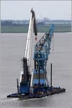 Der Schwimmkran BHV ATHLET (ENI 05305870) schiebt den SK 16 (ENI 05305490) am 11.06.2018 von Bremerhaven weseraufwärts.