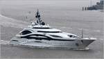 Die 2016 bei Lürssen in Bremen gebaute Gigayacht AL LUSAIL (IMO 9772929) fährt am 18.06.2018 Höhe Bremerhaven weserabwärts. Sie ist 123 m lang und 23 m breit, damit hat sie in etwa dieselben Maße wie etliche Hurtigruten-Schiffe. Die AL LUSAIL fährt unter der Flagge von Qatar. 
