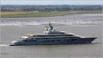 Die bei Lürssen in Bau befindliche Gigayacht mit dem Projektnamen SHU (IMO 9829394) passiert am 18.08.2018 zu einer Werftprobefahrt Bremerhaven. Sie soll 136 m lang und 21 m breit sein.
