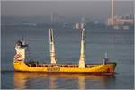 Der 1999 gebaute Schwergutfrachter TRACER (IMO 9204702) ist am 10.10.2018 Hhe Bremerhaven weserabwrts unterwegs. Sie ist 100 m lang, 20 m breit, hat einen Tiefgang von 8,2 m, eine GT/BRZ von 6.714 und eine DWT von 8.734 t. Heimathafen ist Amsterdam (Niederlande). (Maggie)