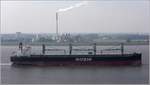 Die 2014 gebaute TANCHOU ARROW (IMO 9567740) passiert Bremerhaven weserabwärts fahrend. Sie ist 209,99 m lang und 36 m breit, hat eine GT/BRZ von 44.866 und eine DWT von 69.990 t. Heimathafen ist Nassau (Bahamas).
