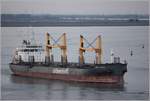 Die 2015 gebaute ELISABETN OLDENDORFF (IMO 9717656) passiert im Abendrot Bremerhaven weserabwärts fahrend. Sie ist 179,992 m lang und 30 m breit, hat eine GT/BRZ von 25.431 und eine DWT von 38.330 t. Sie fährt unter der Flagge von Malta mit Heimathafen Valletta. 15.10.2018