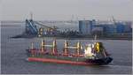 Die PRETTY SIGHT (IMO 9639751) wurde 2013 gebaut, ist 179,88 m lang und 29,8 m breit, hat eine GT/BRZ von 23.232 und eine DWT von 35.200 t. Heimathafen ist Majuro (Marshall Islands). Hier ist sie am 20.10.2018 Höhe Bremerhaven weseraufwärts unterwegs. 