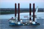 Die 2010 gebaute WIND LIFT I (IMO 9516686) fährt am 09.01.2019 Höhe Bremerhaven weseraufwärts. Dieses Errichterschiff ist 114,87 m ü.a. lang und 44,76 m breit. Die 4 Hubbeine haben eine Länge von 72 m, der Kran hat eine Hebekraft von 500 t. Heimathafen ist Cuxhaven.