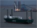 Die 2010 gebaute E-SHIP 1 (IMO 9417141) passiert in den Abendstunden des 13.01.2019 Bremerhaven weseraufwärts fahrend. Dieses Mehrzweckschiff ist 130,42 m lang und 22,62 m breit, hat eine GT/BRZ von 12.968 und eine DWT von 10.020 t. Sie kann auch 853 TEU oder Schwerlast transportieren und über eine Ro-Ro-Rampe laden. Heimathafen ist Emden. Neben dem Antrieb über Elektromotoren verfügt die E-SHIP 1 über vier 27 m hohe Flettner-Rotoren mit einem Durchmesser von 4 m.