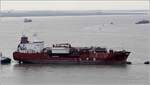 Die 2008 gebaute THETAGAS (IMO 9368792) verlässt mit Schlepperunterstützung die Geestemündung in Bremerhaven. Dieser LPG-Tanker ist 119 m lang und 19,83 m breit, hat eine GT/BRZ von 9.110 und eine DWT von 10.309 t. Heimathafen ist St. John's (Antigua and Barbuda).