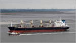 Die 2009 gebaute ST. PETER (IMO 9437529) fährt am 27.04.2019 Höhe Bremerhaven weseraufwärts. Sie ist 179,9 m lang und 28,4 m breit, hat eine GT/BRZ von 20.748 und eine DWT von 32.688 t. Heimathafen ist Nassau (Bahamas). Früherer Name: NORD MUMBAI.