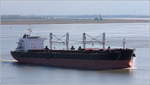Die 2018 gebaute TOMINI PROSPERITY (IMO 9718181) fährt am 28.04.2019 Höhe Bremerhaven weserabwärts. Sie ist 199,9 m lang und 32,26 m breit, hat eine GT/BRZ von 36.415 und eine DWT von 63.50 3 t. Sie fährt unter der Flagge der Marshall Islands. 