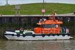 Lotsenboot Pilot „SNORRE Los 126“ liegt an der Ausfahrt der Schleuse zum alten Hafen und wartet auf den nächsten Auftrag.