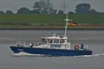 Das Boot „VISURA“ der Wasserschutzpolizei Bremerhaven fährt auf der Weser an Bremerhaven vorbei.