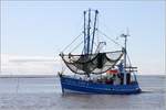 Der 1977 gebaute Krabbenkutter DOR 5 NIXE II steuert seinen Heimathafen Dorum-Neufeld an. Die NIXE II ist 15,09 m lang und 4,75 m breit. 03.10.2019