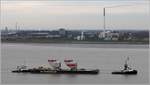 Ein Schleppverband transportiert zwei Turbinen für Offshore-Windenergieanlagen die Weser abwärts. Er besteht aus den Schleppern WULF 7 (IMO 9183075) und WULF 4 (IMO 9639737) und dem Ponton H-284. 17.12.2019