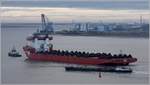 Die 2016 gebaute AUDAX (IMO 97638370) fährt weseraufwarts, um in Nordenham-Blexen anzulegen und Monopiles für Offshore-Windenergieanlagen in Ostasien zu laden. Das Schwerlastschiff ist 206,3 m lang und 43 m breit, hat eine GT/BRZ von 34.146 und eine DWT von 28.899 t. Heimathafen ist Willemstad (Curacao). 26.12.2019