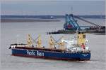 Die 2014 gebaute GRANDE ISLAND (IMO 9496214) fährt in Höhe Bremerhaven weseraufwärts. Dieser Bulker ist 189,99 m lang und 32,26 m breit, hat eine GT/BRZ von 32.413 und eine DWT von 58.110 t. Heimathafen ist Hong Kong. Frühere Namen: GL CORONILLA, HUDSON TRADER II, AURELIA. 14.01.2020 