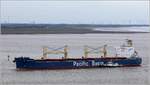 Die 2014 gebaute GRANDE ISLAND (IMO 9496214) fährt in Höhe Bremerhaven weseraufwärts. Dieser Bulker ist 189,99 m lang und 32,26 m breit, hat eine GT/BRZ von 32.413 und eine DWT von 58.110 t. Heimathafen ist Hong Kong. Frühere Namen: GL CORONILLA, HUDSON TRADER II, AURELIA. 14.01.2020 