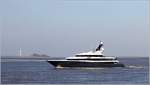 Die 2010 gebaute Motoryacht PHOENIX fhrt Hhe Bremerhaven weseraufwrts. Sie ist 90 m lang und 14 m breit. Neben 12 Passagieren finden 28 Besatzungsmitglieder auf ihr Platz. Sie fhrt unter der Flagge Maltas mit Heimathafen Valletta. 03.03.2020