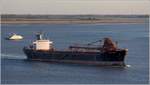 Die 1982 gebaute YEOMAN BANK (IMO 7422881) hat den Blexer Bogen in Richtung Nordsee durchfahren. Dieser selbstentladende Massengutfrachter ist 204,95 m lang, 27,26 m breit, hat einen Tiefgang von 11,37 m, eine GT/BRZ von 24.870 und eine DWT von 43.728 t. Heimathafen ist Monrovia (Liberia) Frherer Name: SALMONPOOL. Im Hintergrund ist die Fhre BREMERHAVEN auf dem Weg nach Nordenham-Blexen. 05.05.2020