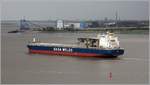 Die 2004 gebaute OKIANA (IMO 9253868) fährt Höhe Bremerhaven weseraufwärts in Richtung Brake. Sie ist 212,5 m lang und 32,31 m breit, hat eine GT/BRZ von 38.910 und eine DWT von 54.200 t. Heimathafen ist Douglas (Isle of Man). Früherer Name: STAR OKIANA. 24.05.2020