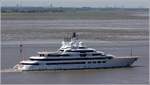 Die 2020 bei Lürssen in Bremen-Vegesack unter dem Projektnamen LIGHTNING gebaute Gigayacht SCHEHERAZADE (IMO 9809980) passiert Bremerhaven in Richtung Nordsee. Sie ist 140 m lang, 23,28 m breit und bietet 18 Passagieren und 40 Besatzungsmitglieder reichlich Platz. An Bord befinden sich zwei Helidecks und im Heck flattert die Fahne der Cayman Islands. 01.06.2020