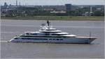 Die 2020 bei Lürssen in Bremen-Vegesack unter dem Projektnamen LIGHTNING gebaute Gigayacht SCHEHERAZADE (IMO 9809980) passiert Bremerhaven in Richtung Nordsee. Sie ist 140 m lang, 23,28 m breit und bietet 18 Passagieren und 40 Besatzungsmitglieder reichlich Platz. An Bord befinden sich zwei Helidecks und im Heck flattert die Fahne der Cayman Islands. 01.06.2020