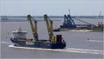 Die 2014 gebaute JUMBO KINETIC (IMO 9634165) steuert im Blexer Bogen den Liegeplatz bei den Schwerlastkranen an, um Monopiles für eine Offshore-Windpark zu laden. Das Schwerlastschiff ist 152,80 m lang und 27,75 m breit, hat eine GT/BRZ von 18.099 und eine DWT von 14.000 t. Heimathafen ist Rotterdam (Niederlande). 01.06.2020