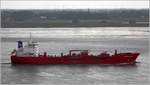 Die 2011 gebaute GOLFSTRAUM (IMO 9390991) fährt Höhe Bremerhaven weserabwärts. Dieser Tanker ist 129 m lang und 19,20 m breit, hat eine GT/BRZ von 7.243 und eine DWT von 9.595 t. Heimathafen ist Bergen (Norwegen). 06.06.2020