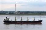 Die 2009 gebaute POAVOSA WISDOM (IMO 9515644) fährt Höhe Bremerhaven weserabwärts. Dieser Bulker ist 169,37 m lang und 27,2 m breit, hat eine GT/BRZ von 17.025 und eine DWT von 28.324 t. Heimathafen und Flagge: Panama. 06.06.2020