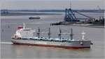 Die 2019 gebaute CANADIAN BULKER (IMO 9855422) fährt Höhe Bremerhaven weserabwärts. Sie ist 179,90 m lang und 30 m breit, hat eine GT/BRZ von 25.189 und eine DWT von 40.684 t. Heimathafen ist Manila (Philippinen). 08.06.2020