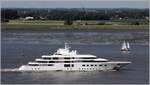 Die 2014 bei Lürssen gebaute QUANTUM BLUE (IMO 9740251) war mal wieder zu Besuch an der Weser. Hier ist die 104 m lange und 16,8 m breite Gigayacht auf dem Weg nach Gibraltar und passiert dabei Bremerhaven. Ihr Heimathafen ist George Town auf den Cayman Islands. Im Hintergrund ist der Kirchturm von Nordenham-Blexen zu sehen. 26.06.2020