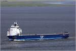 Die 2018 gebaute WESTERN ROCK (IMO 9827554) fährt Höhe Bremerhaven weseraufwärts. Sie ist 92,20 m lang und 14 m breit, hat eine GT/BRZ von 2.957 und eine DWT von 3.264 t. Heimathafen ist Urk (Niederlande). 29.06.2020