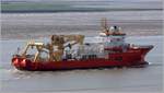 Die 2001 gebaute NORMAND CLIPPER (IMO 9236200) fährt Höhe Bremerhaven weserabwärts. Sie ist ein Mehrzweck-Offshoreschiff und verfügt u.a. über einen 250-t-Kran und einen Moonpool. Auf dem Bild ist es für Kabellegearbeiten ausgerüstet. Länge: 127,50 m, Breite: 27,05 m, GT/BRZ: 11.472, DWT: 10.243 t. Heimathafen ist Skudeneshavn (Norwegen). 13.07.2020