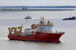 Die 2001 gebaute NORMAND CLIPPER (IMO 9236200) fährt Höhe Bremerhaven weserabwärts. Sie ist ein Mehrzweck-Offshoreschiff und verfügt u.a. über einen 250-t-Kran und einen Moonpool. Auf dem Bild ist es für Kabellegearbeiten ausgerüstet. Länge: 127,50 m, Breite: 27,05 m, GT/BRZ: 11.472, DWT: 10.243 t. Heimathafen ist Skudeneshavn (Norwegen). 13.07.2020