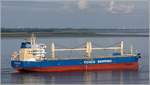 Die 2019 gebaute ZHONG YUAN HAI YUN JIN QU (IMO 9846495) fährt Höhe Bremerhaven weerabwärts. Sie ist 201,8 m lang und 32,26 m breit, hat eine GT/BRZ von 40.250 und eine DWT von 62.045 t. Heimathafen ist Guangzhou (China). 16.07.2020