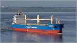Die 2019 gebaute ZHONG YUAN HAI YUN JIN QU (IMO 9846495) fährt Höhe Bremerhaven weerabwärts. Sie ist 201,8 m lang und 32,26 m breit, hat eine GT/BRZ von 40.250 und eine DWT von 62.045 t. Heimathafen ist Guangzhou (China). 16.07.2020