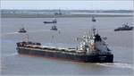 Die 2013 gebaute SEA HERMES (IMO 9603154) auf dem Weg nach Nordenham. Der Bulker ist 229,04 m lang und 32,26 m breit, hat eine GT/BRZ von 44.047 und eine DWT von 81.708 t. Heimathafen ist Majuro (Marshall Islands). Zwei Schlepper, die beim Anlegen in Nordenham assistieren, fahren schon voraus. 20.07.2020