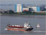 Der 1990 gebaute Zementfrachter CEMSKY (IMO 9000211) fährt Höhe Bremerhaven weseraufwärts. Er ist 88,20 m lang und 13,60 m breit, hat eine GT/BRZ von 2.975 und eine DWT von 4.250 t. Heimathafen ist Limassol (Zypern). Eine Segelboot ist flott neben die Fahrrinne ausgewichen, um eine Kollision zu vermeiden. 25.07.2020