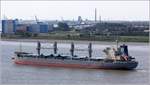 Die 2015 gebaute WESTERN DURBAN (IMO 9700031) fährt Höhe Bremerhaven weseraaufwärts. Sie ist 179,30 m lang und 30 m breit, hat eine GT/BRZ von 24.868 und eine DWT von 39.000 t. Heimathafen ist Manila (Philippinen). 31.07.2020